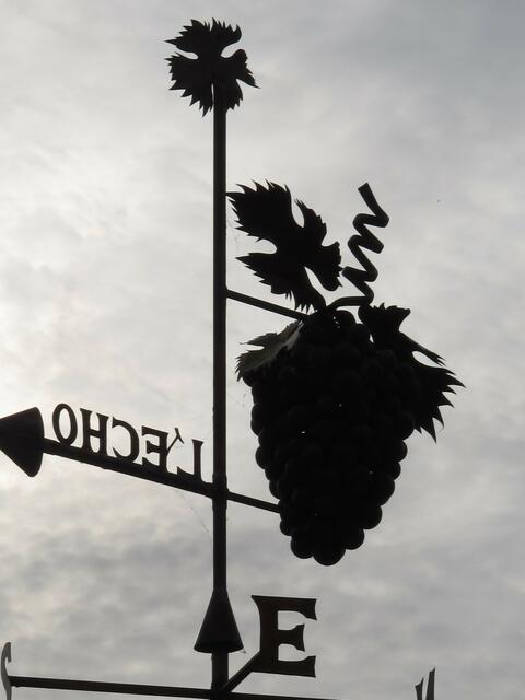 Wetterfahne eines Weinguts.