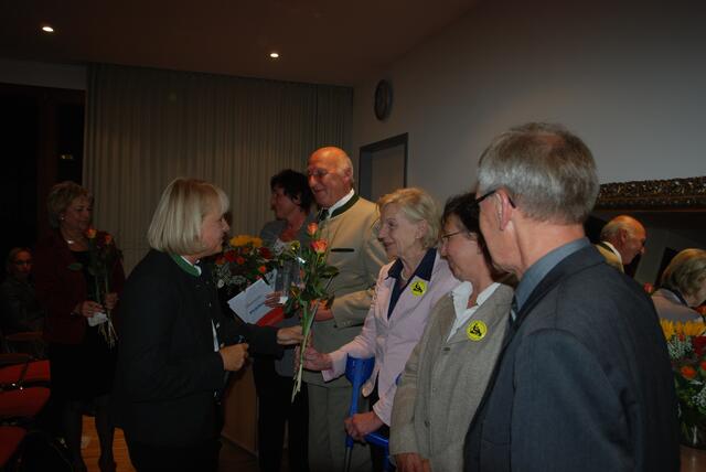 Ingrid Simet, stellvertretender Vorstand AWO Bezirksverband Oberbayern, hielt die Laudatio und beglückwünschte die Preisträger.