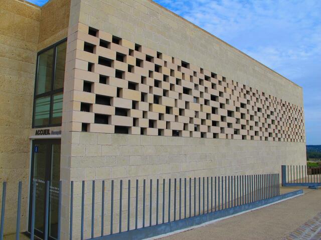 Verbindung alt und neu -das Museum  des Forts Saint Georges.