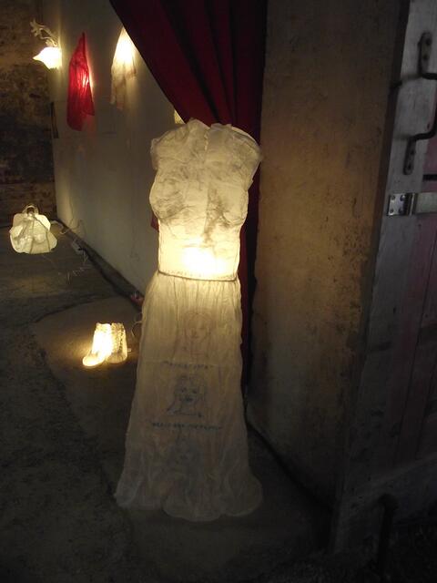 Das Papierkleid (sicherlich nicht für den täglichen Einsatz geeignet)