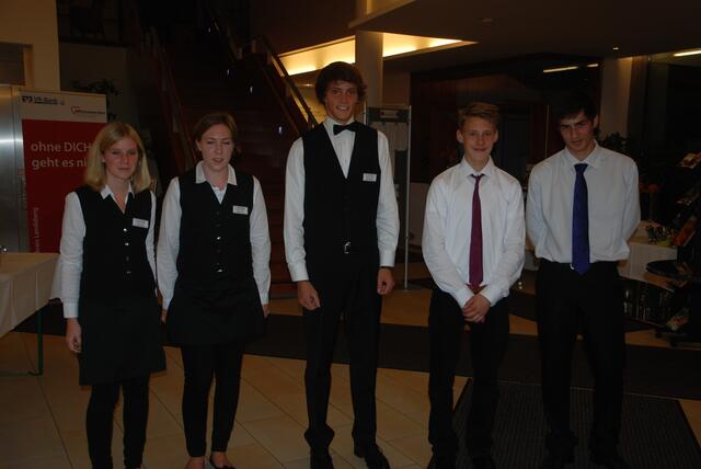 Die Studenten und Schüler Lisa, Marlies, Elias, Leo und Rahmon schulterten den Service.