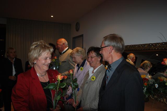 Glückwünsche für die Preisträger auch von Margarita Däubler (links) aus dem Mehrgenerationenhaus und Helmut Schiller (rechts), AWO-Kreisverbandsvorsitzender Landsberg.