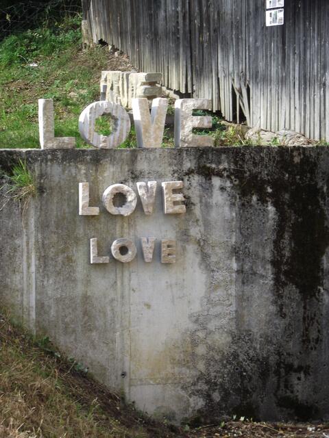 Der Beatles-Refrain aus "All you need is Love" in Stein an Stein