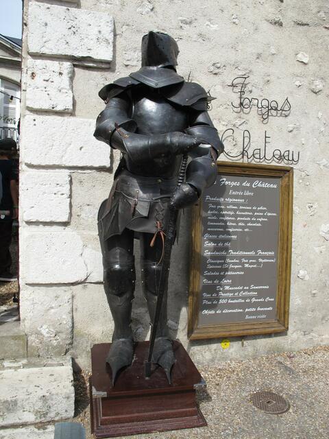 Dieser Ritter ist friedlich und lädt nur zu einem Restaurantbesuch ein.