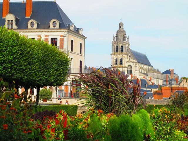 Haus der Magie und eine hoch über Blois gelegene Kirche.