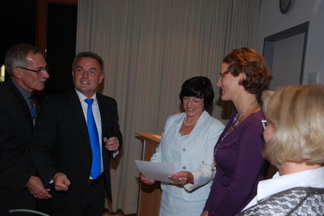 Stefan Jörg, Vorstand der VR-Bank Landsberg Ammersee, verlieh den Sonderpreis dem Projekt "f.ü.r", an die Vertreterin Elke Puskepeleit (beide Bildmitte).