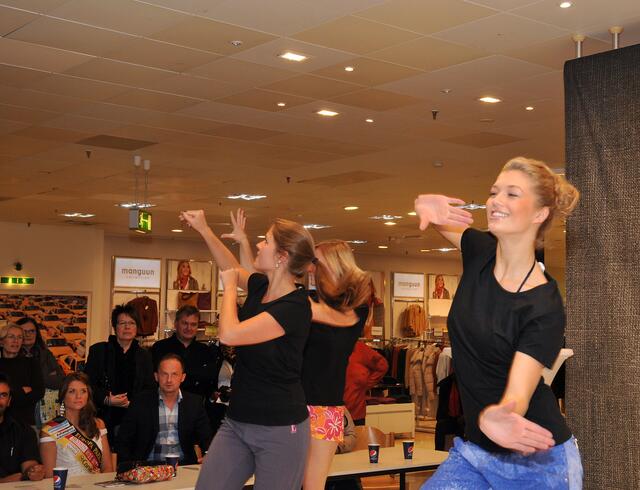 Tanzschau in der Pause: Zumba Fitness