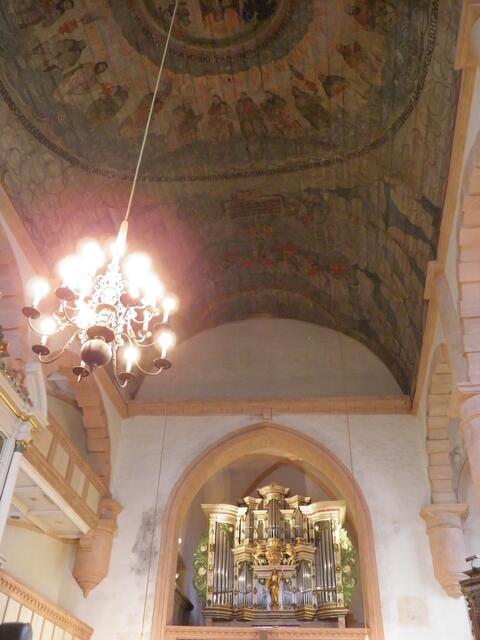 Innenraum mit bemaltem Tonnengewölbe (Holz) und Orgel