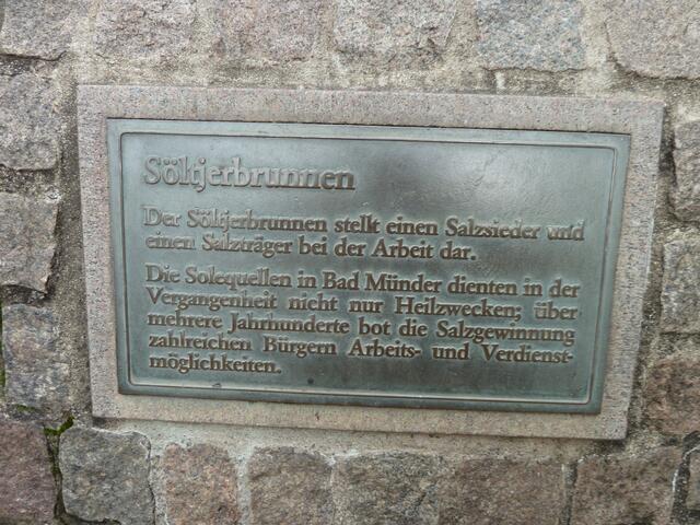 Eine Tafel die den Söltjerbrunnen beschreibt.