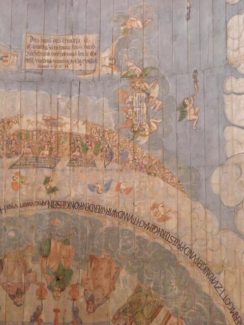 Detail der bemalten Holzdecke