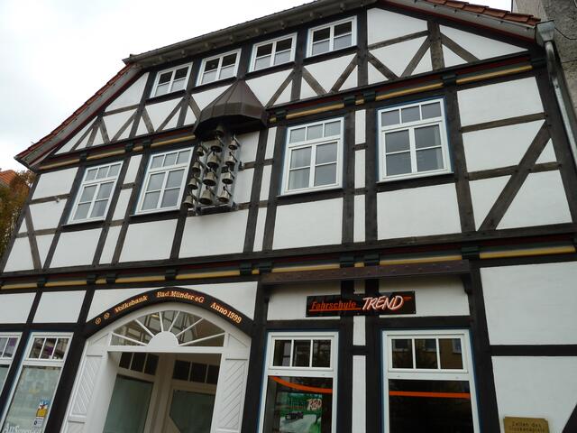 Ein Glockenspiel an der Hauswand.
