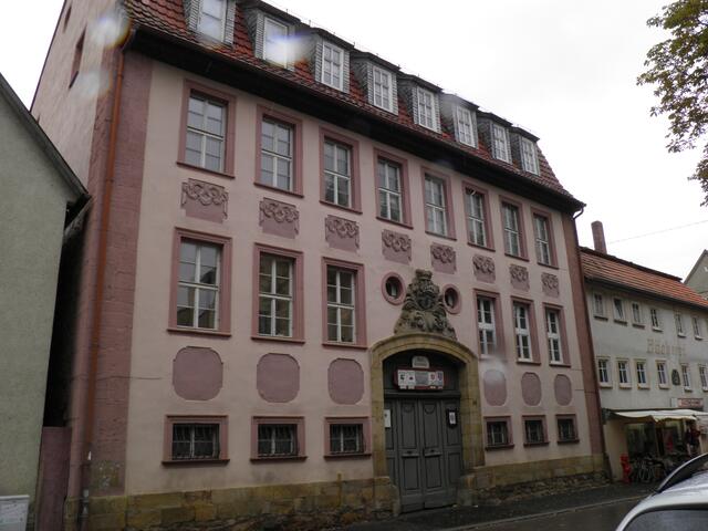 barockes Gebäude mit gerader Anzahl an Fenstern, bisher war ich der Ansicht, das es im Barock nur eineungerade Fensteranzahl gibt.