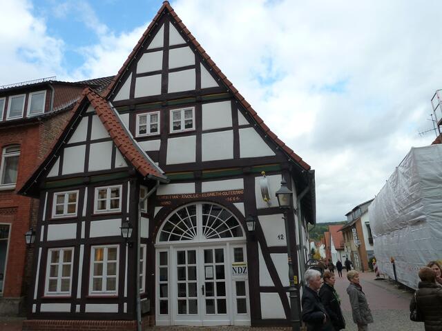 Rechts wird ein Haus restauriert.