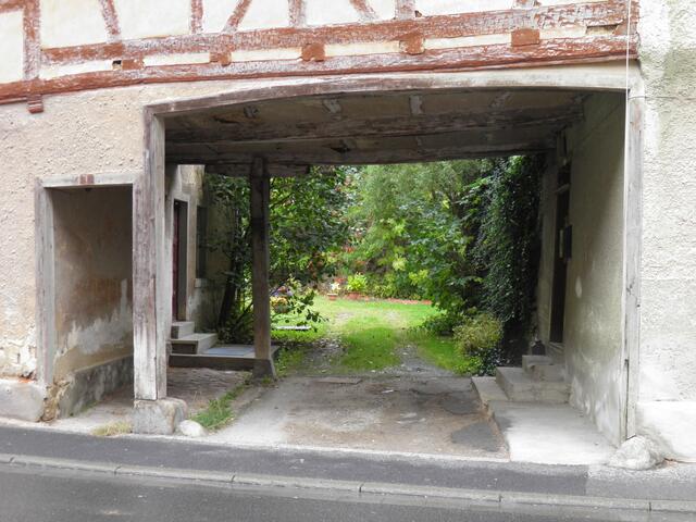 Hofeinfahrt mit schönem Garten