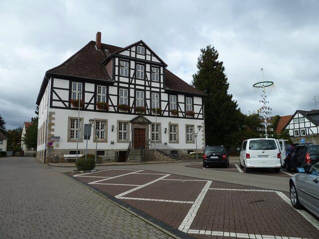 Fachwerkhaus mit Maikranz.