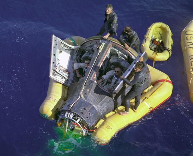 David R. Scott und Neil Armstrong werden nach ihrer Landung mit ihrer Gemini 8 an Bord des Flugzeugträgers gehievt. Nach dem ankoppeln an eine AGENDA-Raketenstufe zündete eine Düse für die Rollbewegung unkontrolliert und brachte die Mission in erhebliche Gefahr. | Foto: Nasa-Archiv; freigegeben