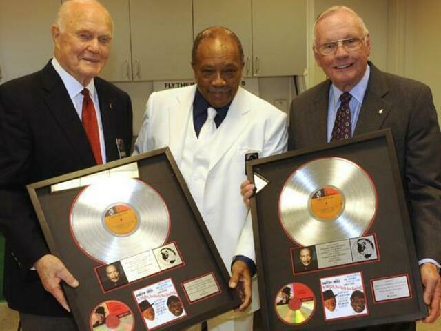 John Glenn (Links) und Neil Armstrong mit Quincy Jones "Fly me to the Moon"... | Foto: Quelle NASA-Archiv; freigegeben