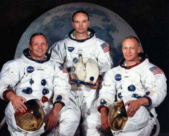 Neil Armstrong, Michael Collins und Edwin "Buzz" Aldrin - die Besatzung von Apollo 11. Neil, Michael und Buzz tragen die Bord-Raumanzüge, die Helme mit goldbeschichtetem Visier waren für den Ausstieg bestimmt. | Foto: Quelle NASA-Archiv; freigegeben