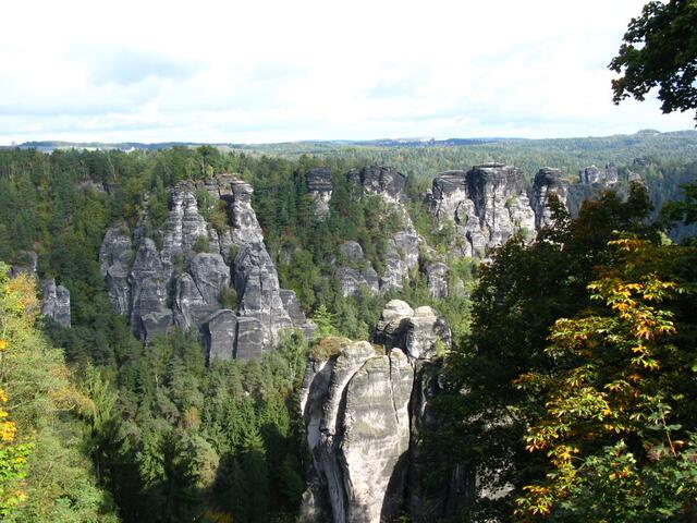 Wuchtige Sandsteinfelsen, des Elbsandsteingebirge in der Sächsischen Schweiz