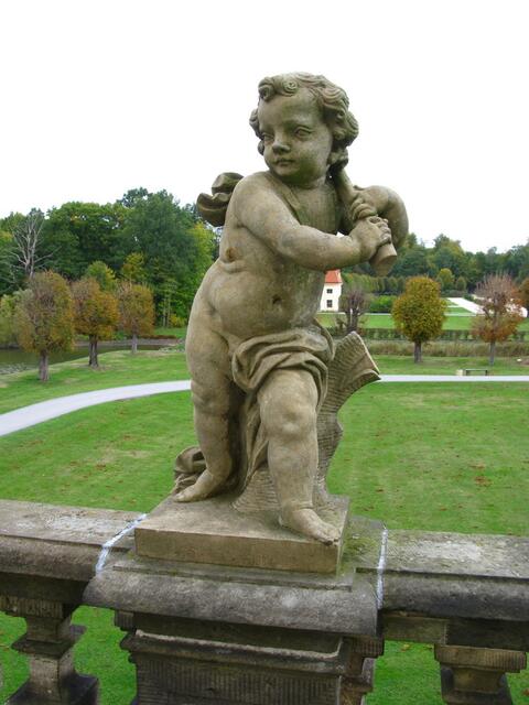 Steinfiguren rund um das Schloss