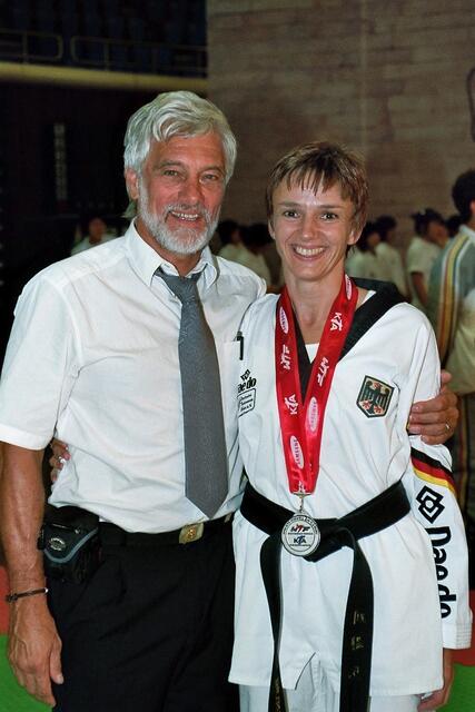 Imke Turner (Tura Bremen) konnte bei den internationalen bayerischen Taekwondo-Meisterschaften mit einem überlegenen Sieg aufwarten, links ihr Trainer Roland Klein. Foto: Ekkehard Lentz