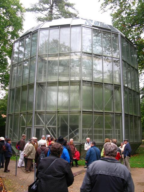 Dies ist das fahrbare Glashaus, dies über dem Kameliebaum geschoben wird.