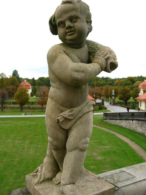 Steinfiguren rund um das Schloss