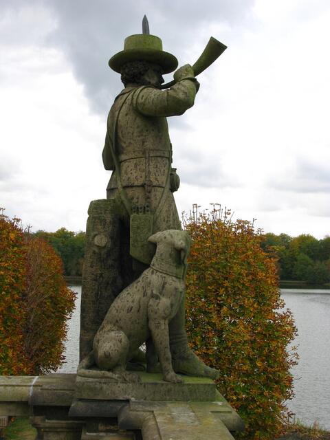 Steinfiguren rund um das Schloss