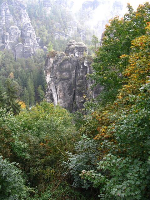 Wuchtige Sandsteinfelsen, des Elbsandsteingebirge in der Sächsischen Schweiz