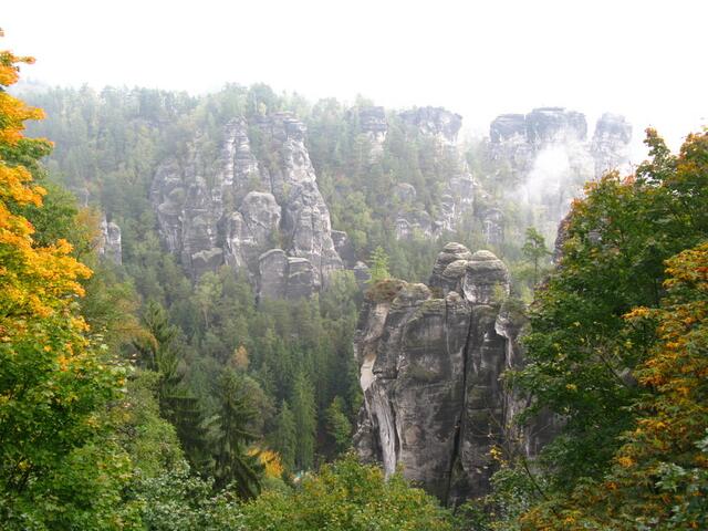 Wuchtige Sandsteinfelsen, des Elbsandsteingebirge in der Sächsischen Schweiz