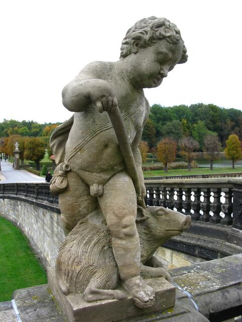 Steinfiguren rund um das Schloss