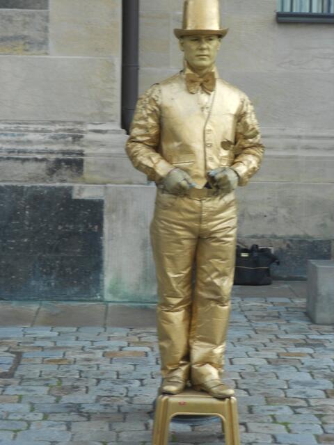 Der Goldmann vor der Frauenkirche in Dresden