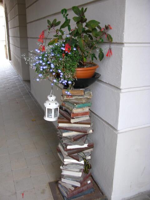 Blumenständer aus Büchern erstellt.