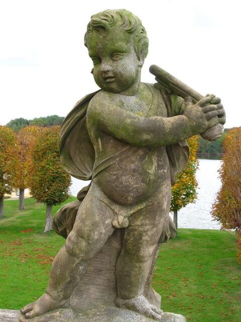 Steinfiguren rund um das Schloss