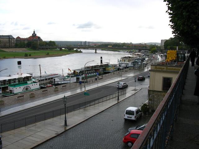 Im Hintergrund die Frauenkirche an der Elbe