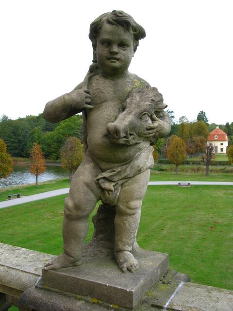 Steinfiguren rund um das Schloss