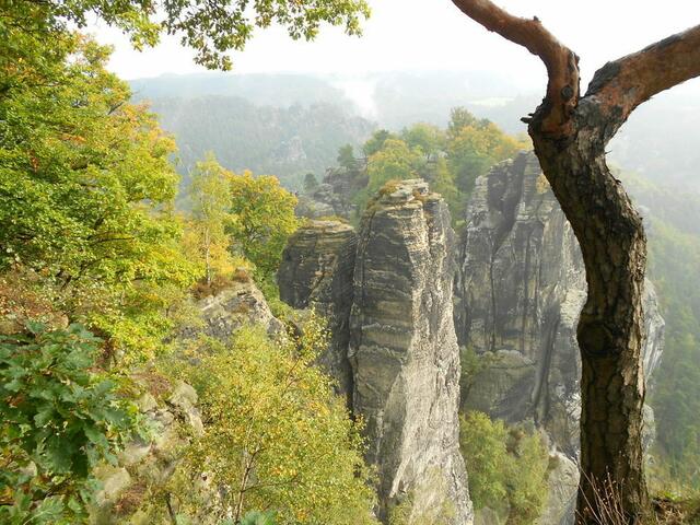 Wuchtige Sandsteinfelsen, des Elbsandsteingebirge in der Sächsischen Schweiz