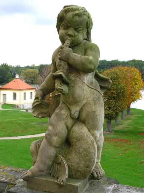Steinfiguren rund um das Schloss