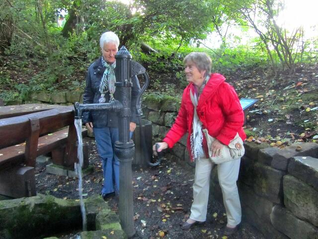Ingeborg zapft Wasser aus der Hamelquelle.