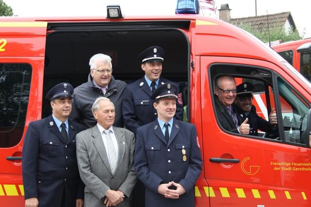 Geteilte Freude ist doppelte Freude: Vertreter der Satdt Gersthofen und der FF Batzenhofen stellen sich dem Fotografen für ein Erinnerungsfoto. Das Bild zeigt (vorne von links) zweiter Vorsitzender Reimund Zedelmeier, Feuerwehrpfleger und Ehrenvorstand Josef Schuler, Vorsitzender Stefan Langer und (hinten von links) Feuerwehrpfleger Erwin Fath, zweiter Kommandant Tobias Schneider ,  sowie im Fahrzeug Kommandant Sven Lorenz (rechts) und Bürgermeister Jürgen Schantin. | Foto: Zedelmeier