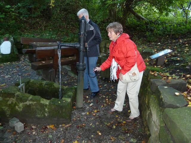 Eine Pumpe befördert das Wasser in die Hamelquelle.