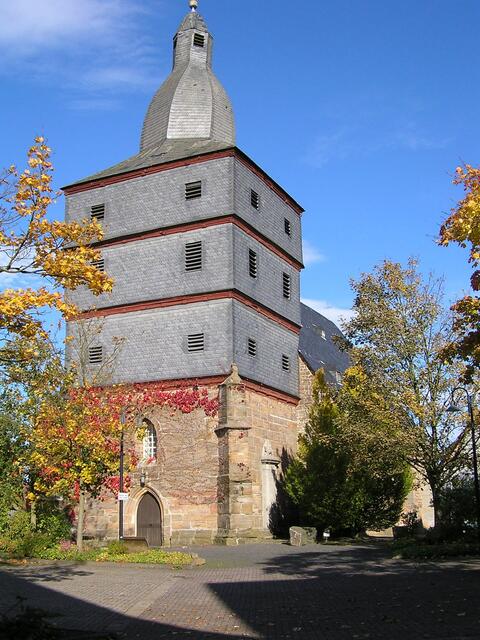 herbstliche Ansicht der Freienhagener Kirche