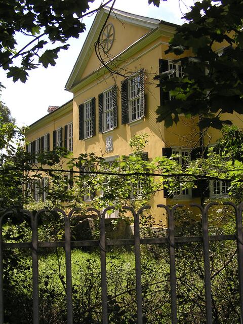 ...im Dornröschenschlaf befindet sich Schloß Bergheim...