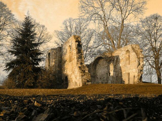 nach Alt-Rhoden zur Kirchenruine...