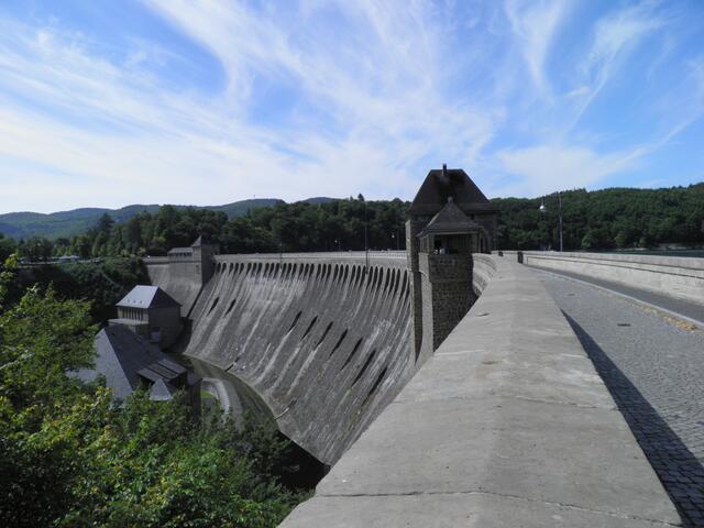 und im Licht des hellen sonnigen Tages die Edertalsperre