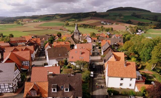 Herrliche Aussicht auf das westliche Stadtgebiet von Trendelburg einschließlich der ev. Kirche