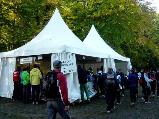 Startunterlagenausgabe am Veranstaltungstag im Start- Zielbereich Wernigerode-Hasserode .