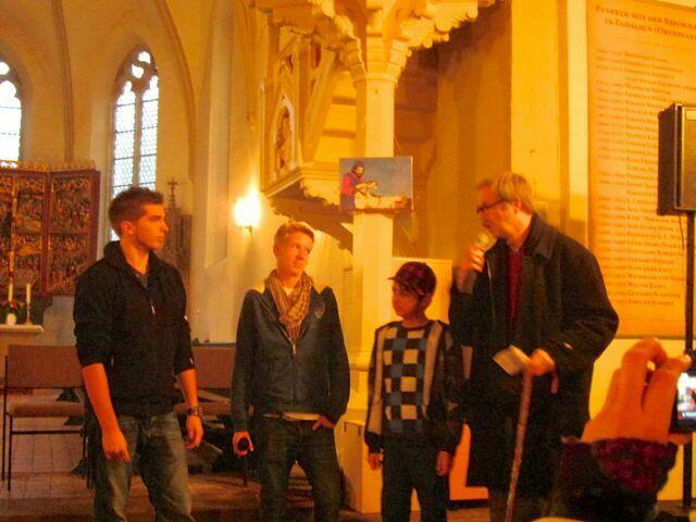 Der junge Mann ganz links soll ein Referat schreiben, um seinen Abschluß vielleicht doch noch zu schaffen - seine Kumpels mussten deshalb mit in die Kirche