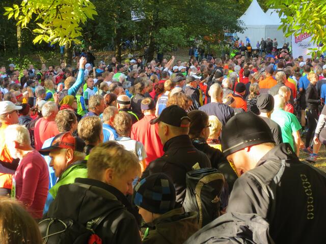 Viele Läufer vor dem Start des 22 km Laufes in Wernigerode.