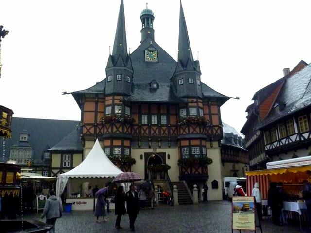 Im Rathaus Wernigerode werden am Vortag die Startunterlagen für den Harz-Gebirgslauf ausgegeben.
